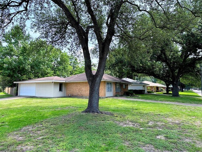 Foto del edificio - 2114 Hewitt Dr