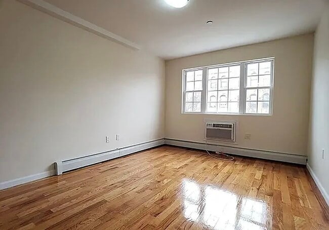 Building Photo - 17 Covert St
