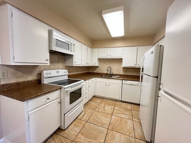 Building Photo - 3 Bedroom Apartment in Desert Shores!