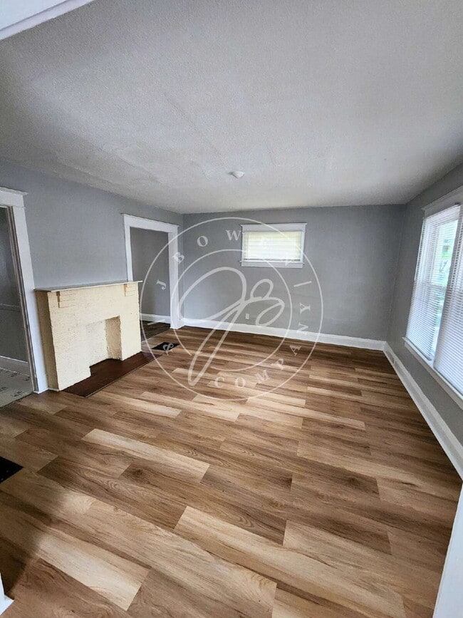 Building Photo - 2 story 3 bed with updates! Move in and ca...