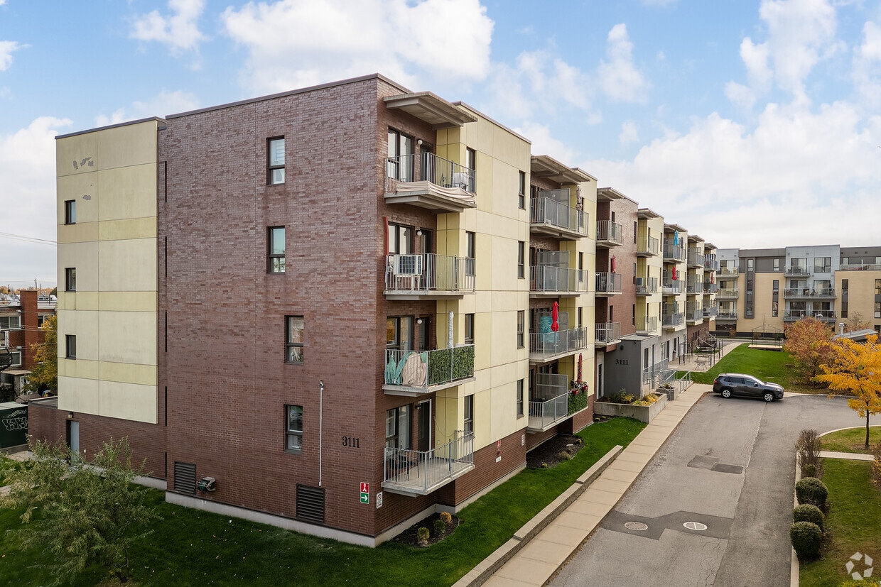 Building Photo - 3111 Rue Sherbrooke E