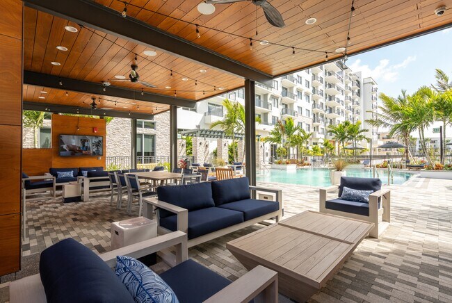 Comedor de la piscina - Overture Doral 55+ Active Adult Apartment Homes