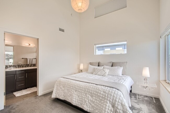 Building Photo - Modern 2 BDR Top Floor Condo in Louisville