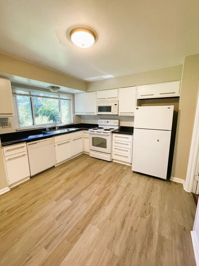 Foto del edificio - SINGLE FAMILY LOCATED IN MANCHESTER, off 1...