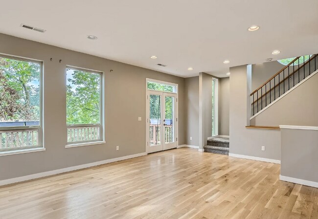 Foto del edificio - 3 bed 3 bath home close to Sellwood