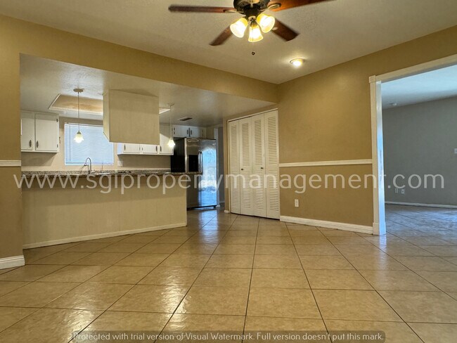 Building Photo - Single story home in Phoenix for rent