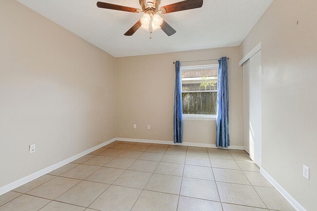 Building Photo - Spacious and Convenient Location! 3 Bedroo...