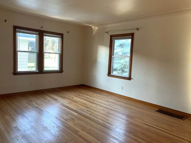 Foto del edificio - Three bedroom home with beautiful hardwood floors and central air!