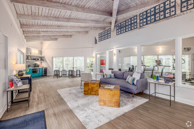 Casa club - 39th Avenue