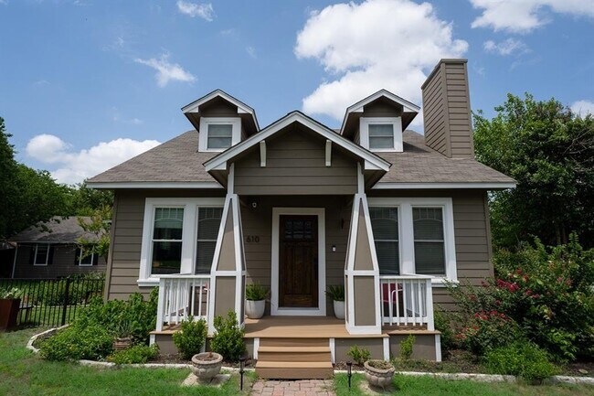 Building Photo - 610 E Pfluger St