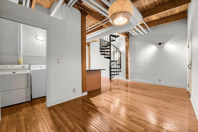 Building Photo - 6533 E Jefferson Ave