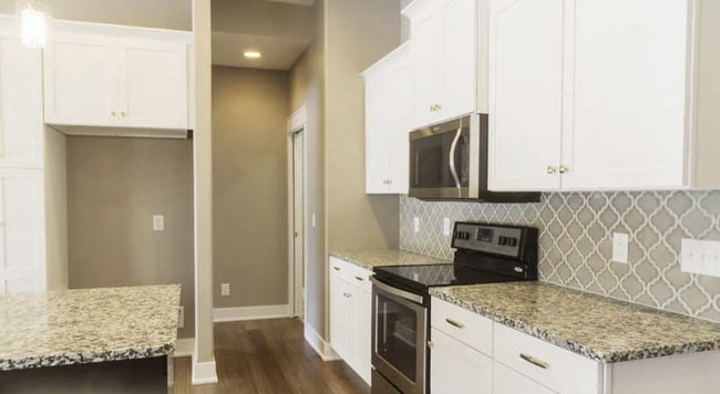 Building Photo - Spacious 5 Bedroom/3Bath Single Family Home