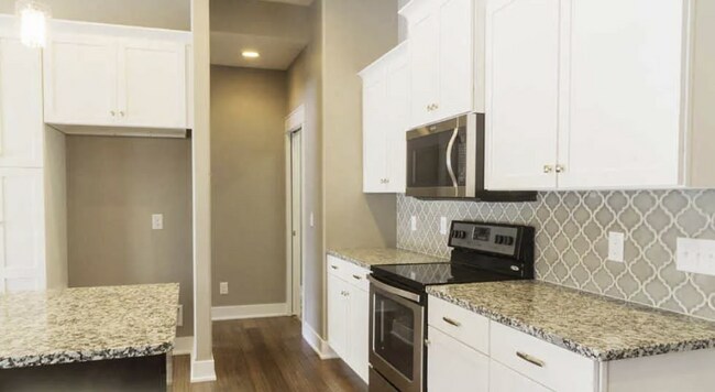 Foto del edificio - Spacious 5 Bedroom/3Bath Single Family Home