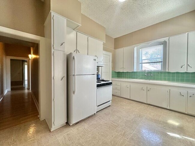 Foto del edificio - 2 Bed 1 Bath at Broadway Apartments! All B...
