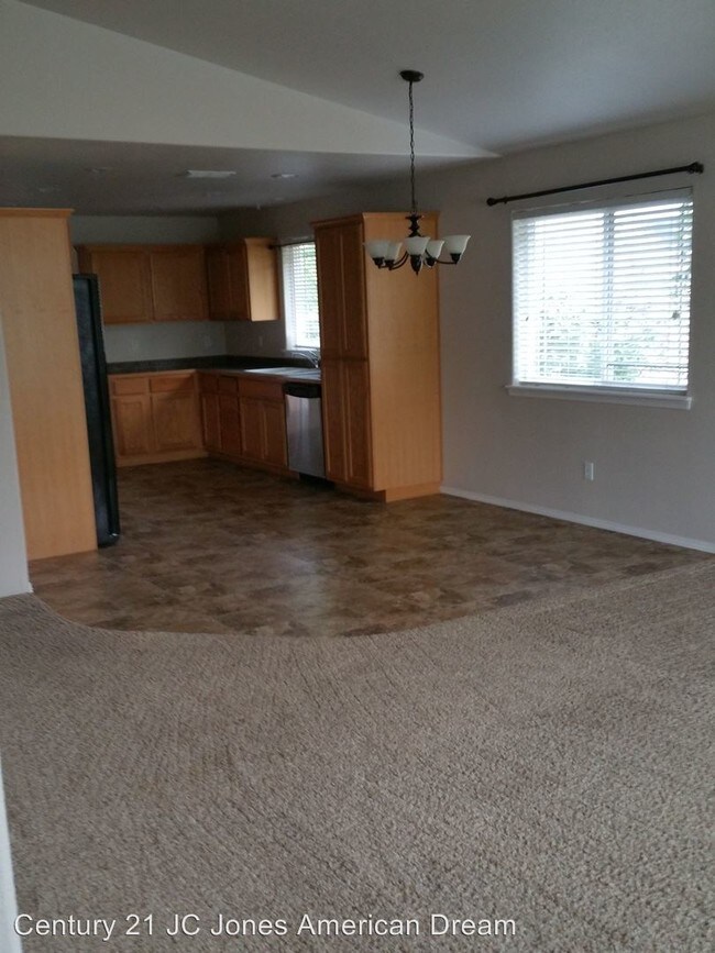 Building Photo - 1502 SW Waterstone Dr