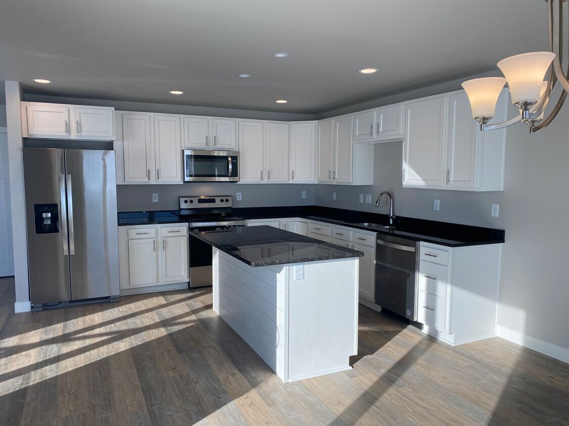 Primary Photo - 4 Bed, 2.5 Bath Available Now - NEW INCENT...