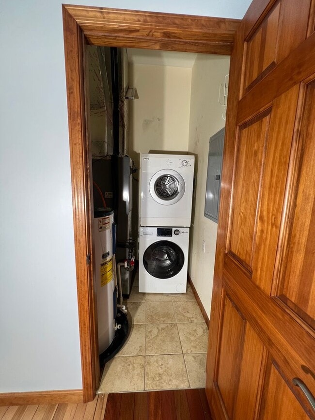 Building Photo - 2 bedrooms, 2 baths Downtown!