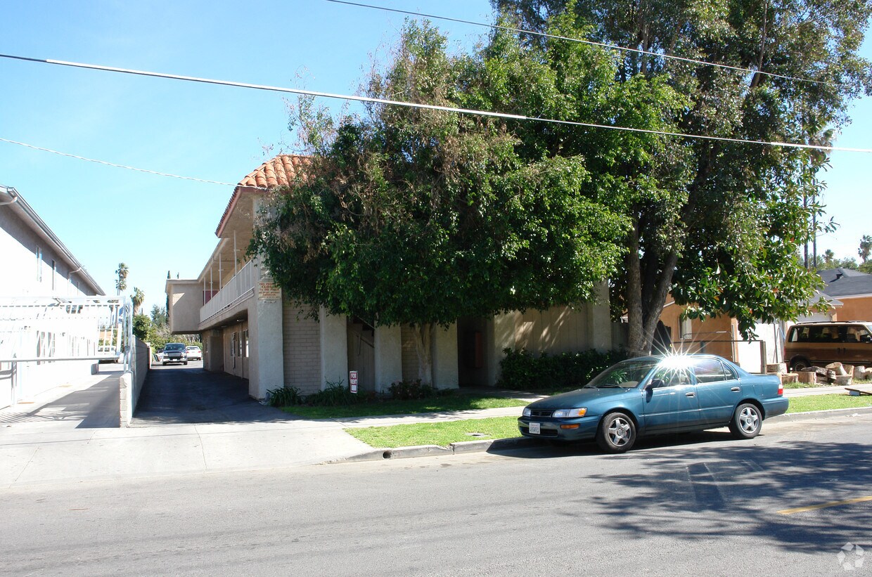 Primary Photo - 6612 SYLMAR AVE