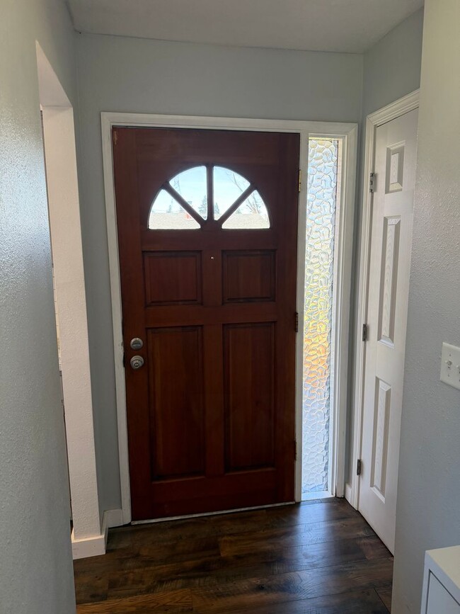 Building Photo - Updated 3 bedroom 1.5 bathroom house in Springfield!