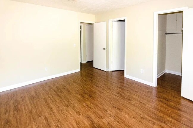 Foto del edificio - 131 Langford Ct