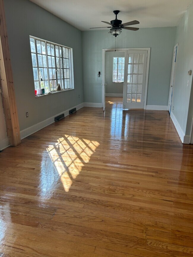 Family Room - 200 N Chilhowee Dr