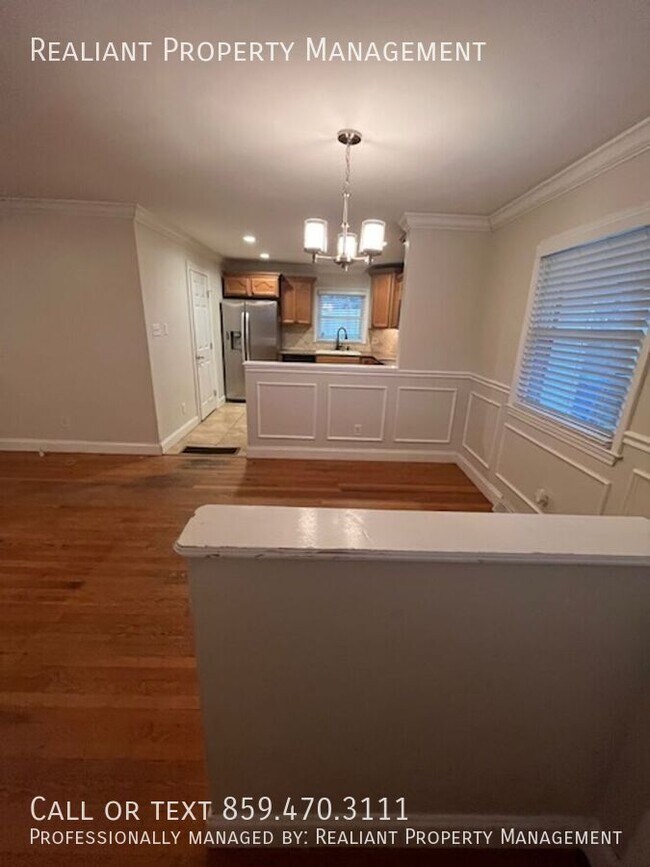 Building Photo - 1033 Della Dr