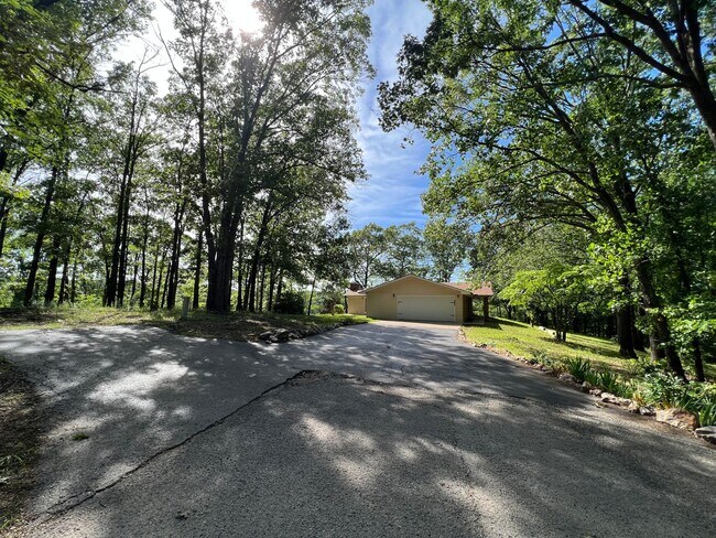 Building Photo - Single Family Home Close to FLW