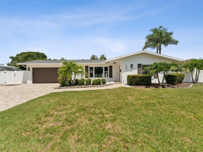 Foto del edificio - 3800 Bayshore Blvd NE