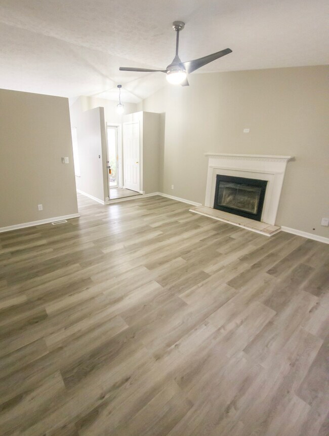 Foto del edificio - Fully-renovated Greenwood Property