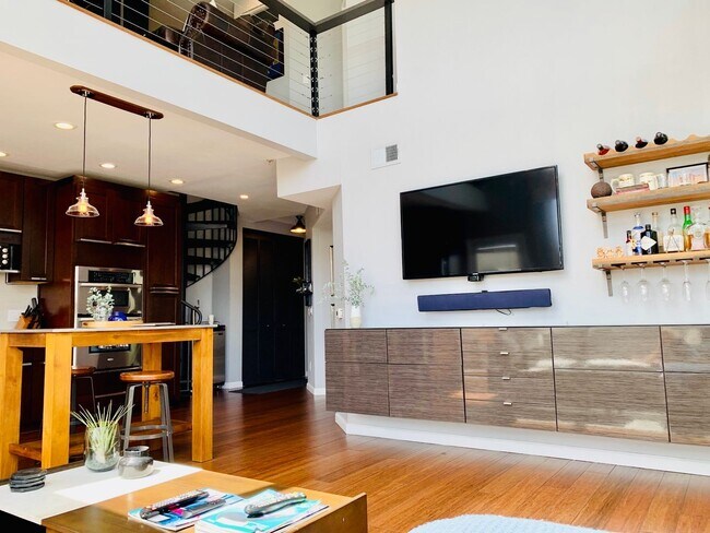 Foto del edificio - Live in the Heart of Little Italy! GORGEOUS 2BD/2BA Condo w/ Loft!