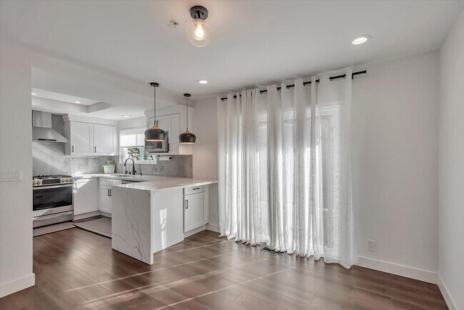 Foto del edificio - 102 E Court Ln