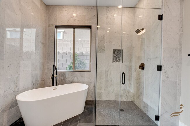 Foto del edificio - STUNNING SINGLE STORY 4 BEDROOM 2.5 BATHRO...