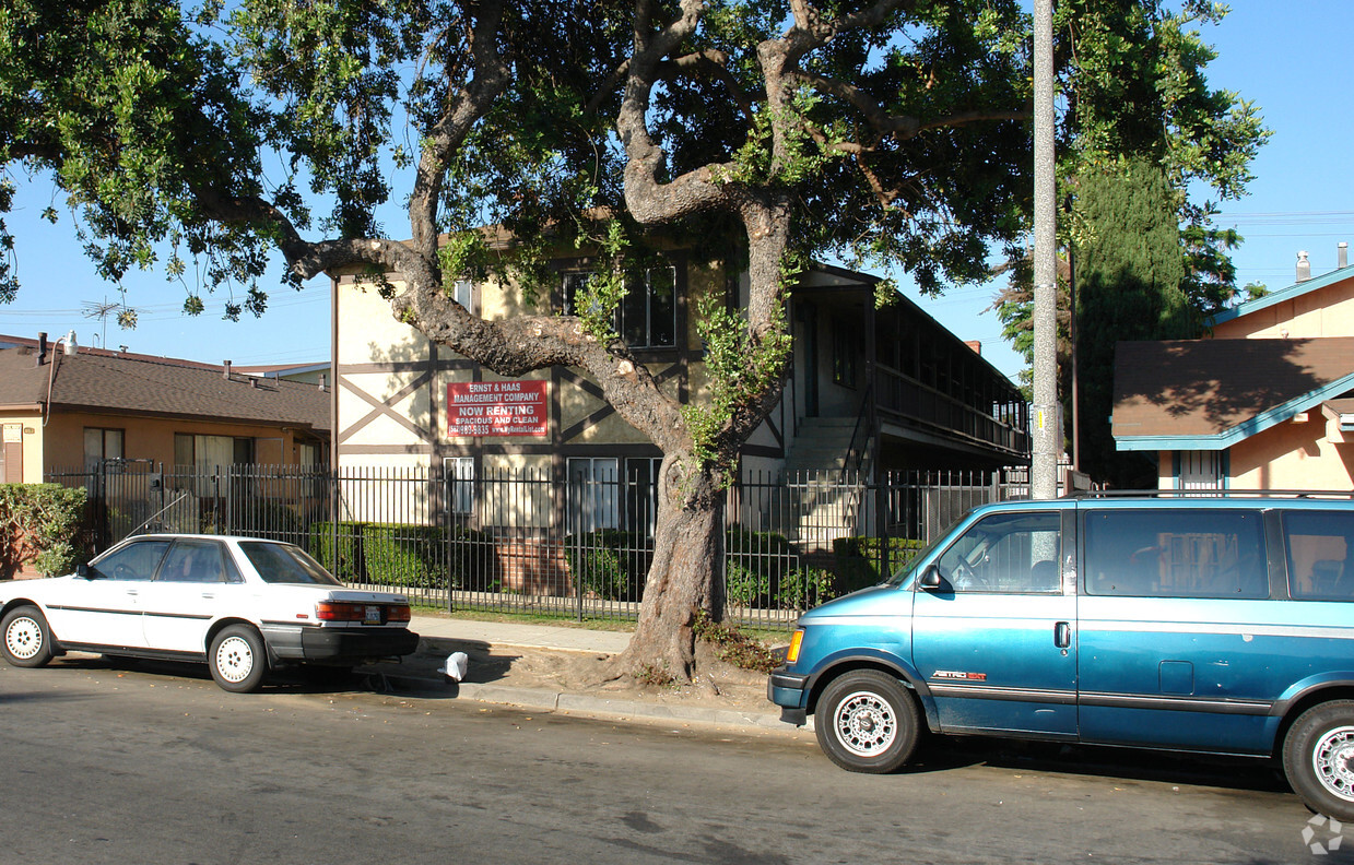 Building Photo - 1880 Pine Ave