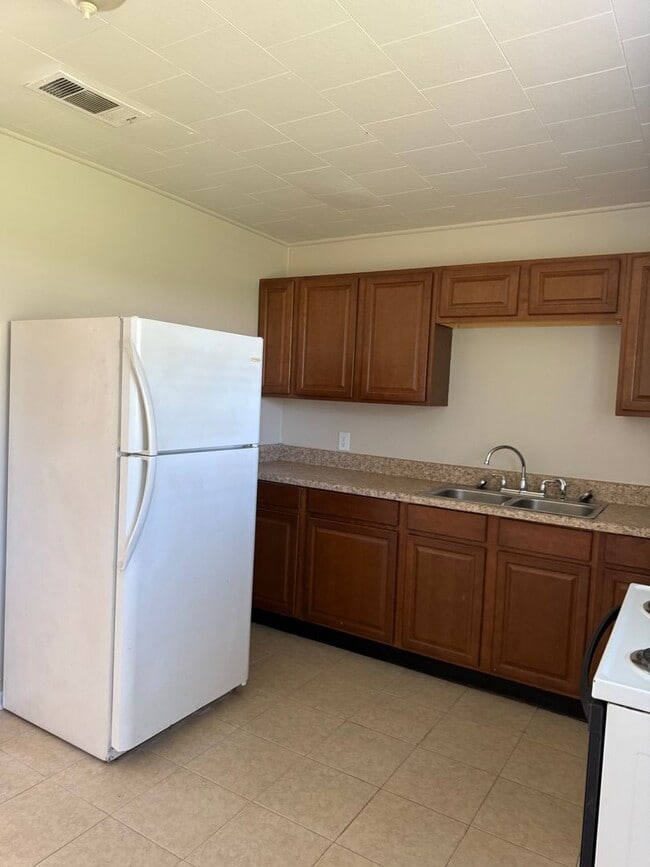 Building Photo - 2 Bedroom duplex with garage, Washer and D...
