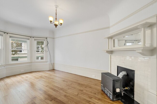 Foto del edificio - Large, pet friendly 2BR with hardwood floors and laundry in unit