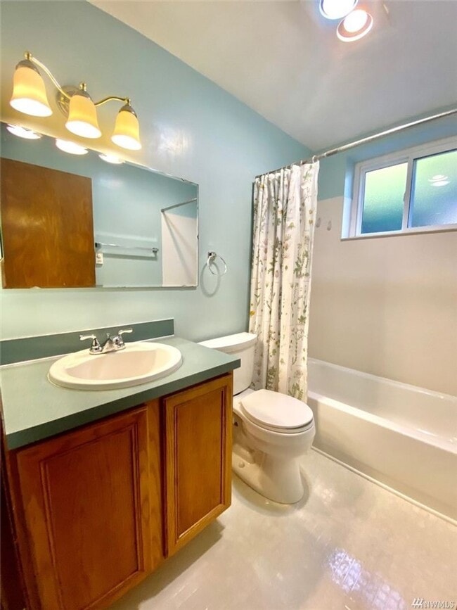 Building Photo - 2bd/1ba Seattle Triplex