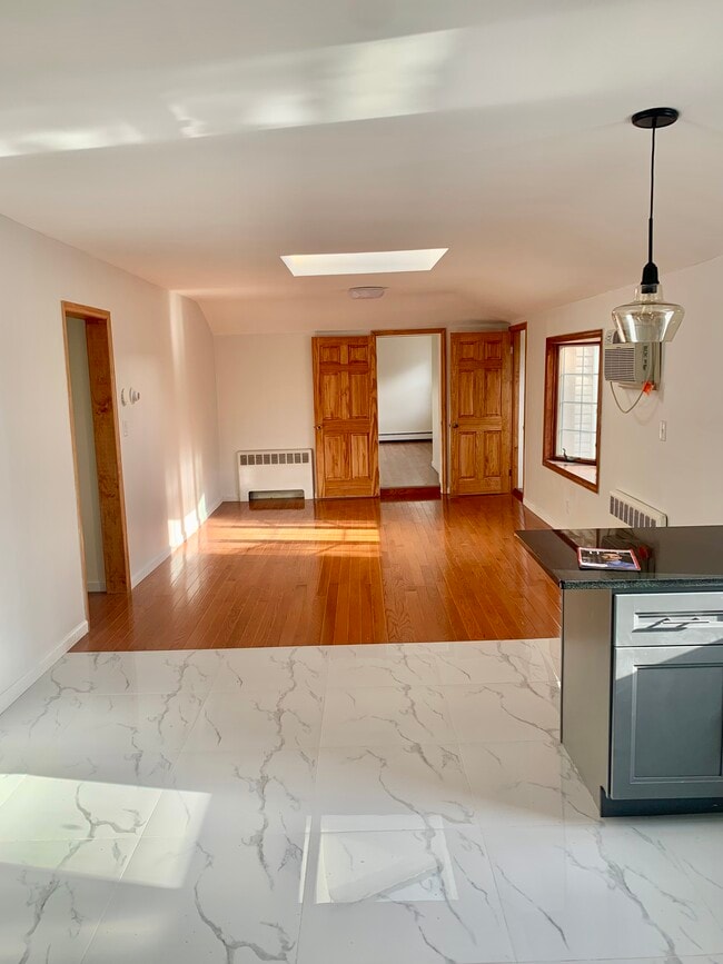 Foto del edificio - 1652 Stewart Ave