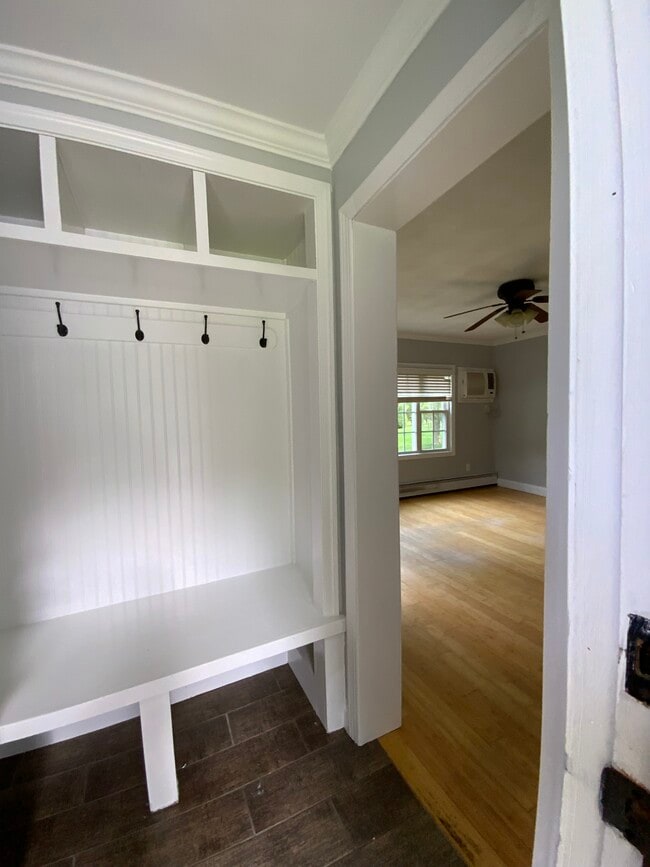 Private separate entrance - 230 School St