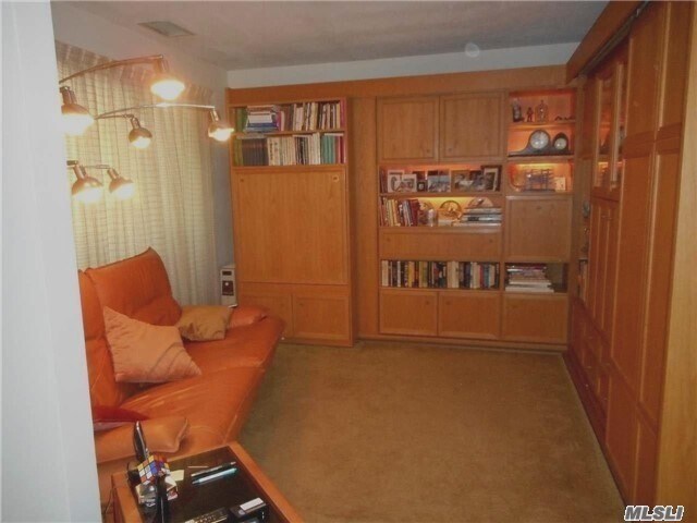 Foto del edificio - 151 Birchwood Rd