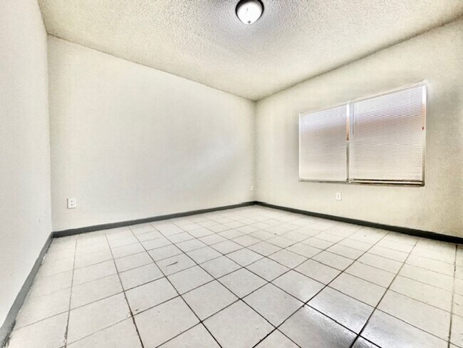 Building Photo - Three Bedroom Single Family Home with Priv...