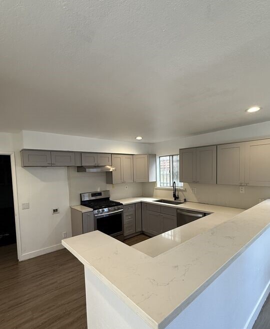 Building Photo - 1505 S Dunsmuir Ave