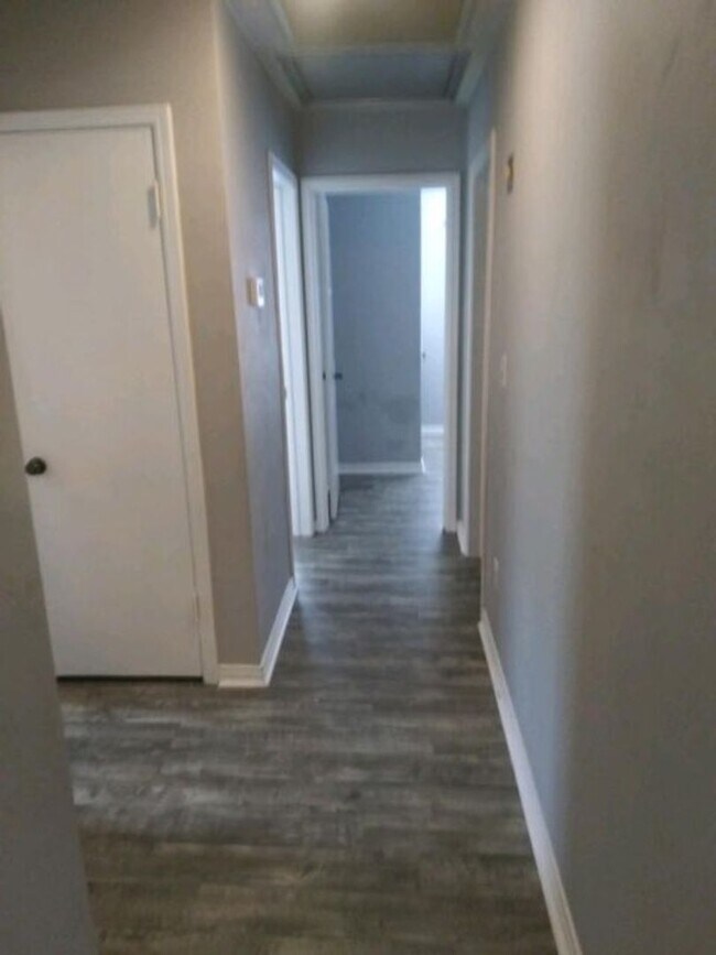 Building Photo - Three Bedroom One Bath - Southside Lakeland
