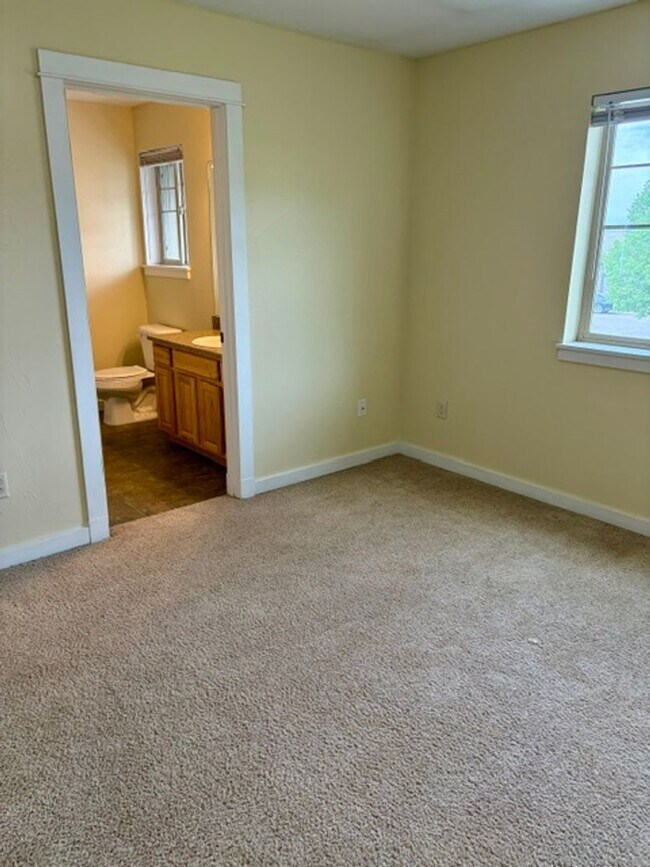 Foto del edificio - 3 Bedroom, 2.5 Bathroom Townhouse with Fireplace