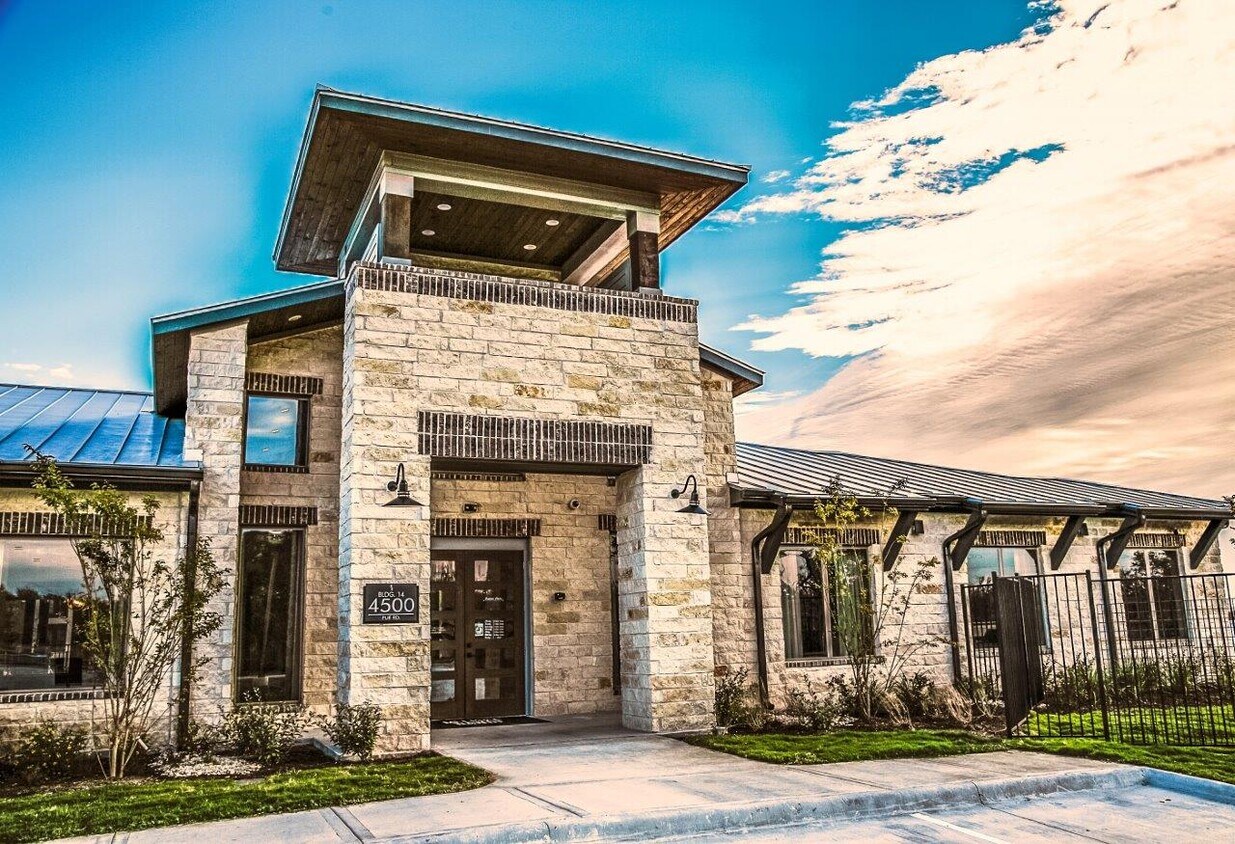 Redbird Ridge Apartments Rentals in San Antonio at 14625 Potranco Rd
