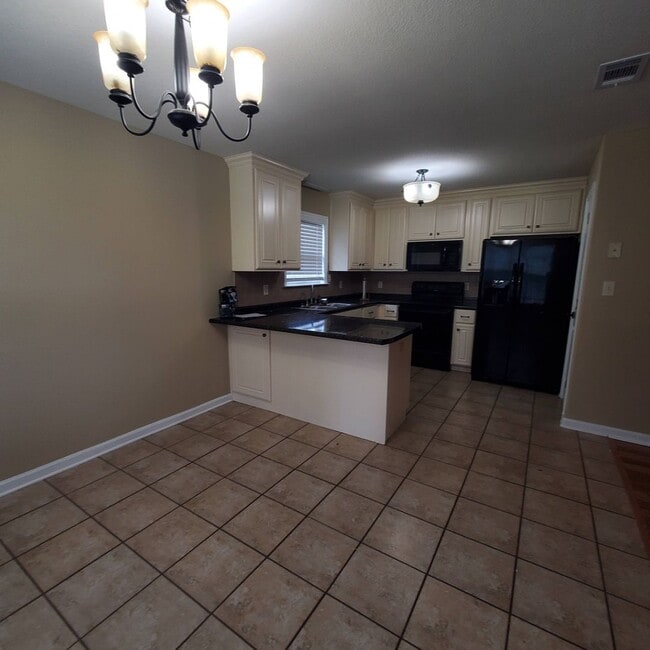 Building Photo - 3BR/2BA Just Minutes from MAFB!