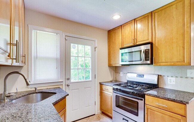 Kitchen - 4605 Akron St