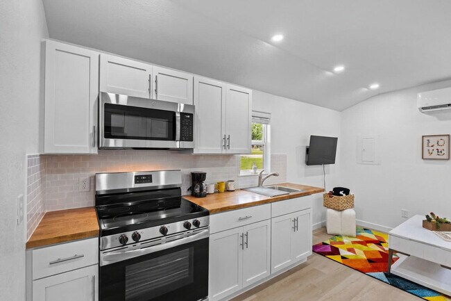 Building Photo - 403 E Roller Ave