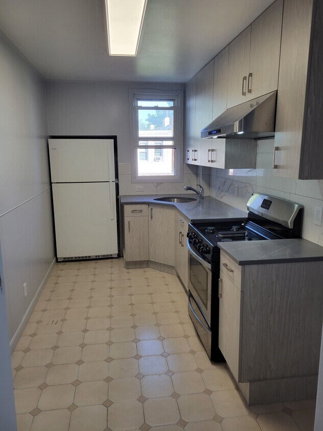 Kitchen - 8814 Bay 16th St
