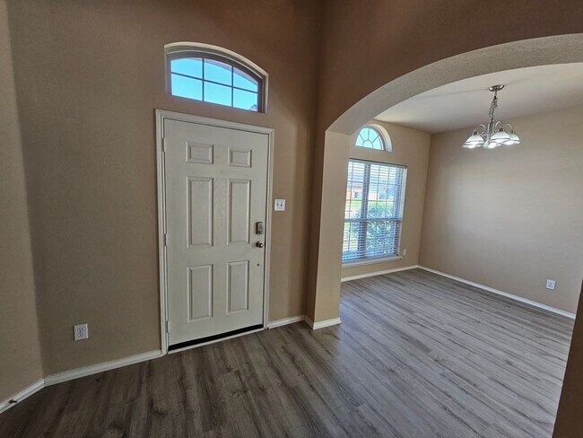 Building Photo - Beautiful home with open floor plan