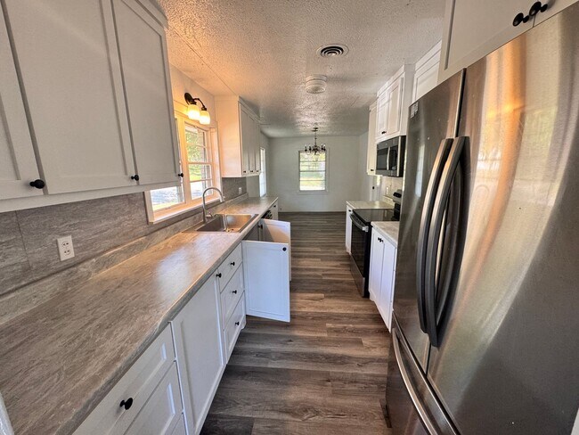 Foto del edificio - 4 Bedroom Updated Spacious Home!